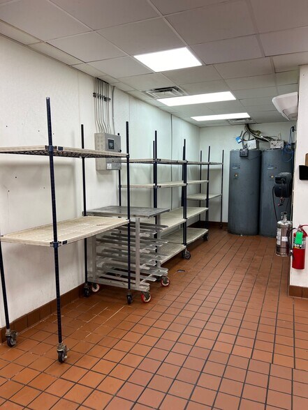 More Photos Of 10811 NE 23rd St, Spencer Restaurant For Lease