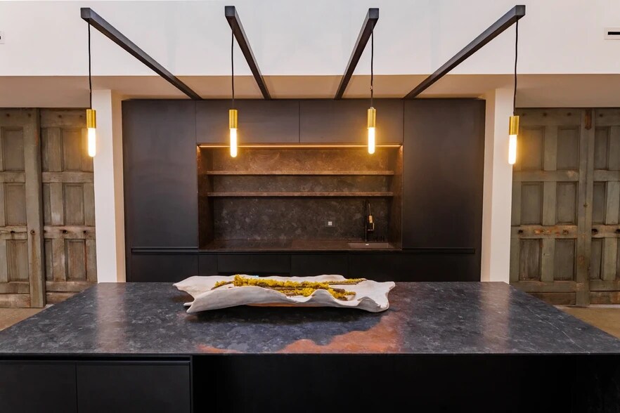 More Photos Of 3146 W Chicago Ave, Chicago Showroom For Sale