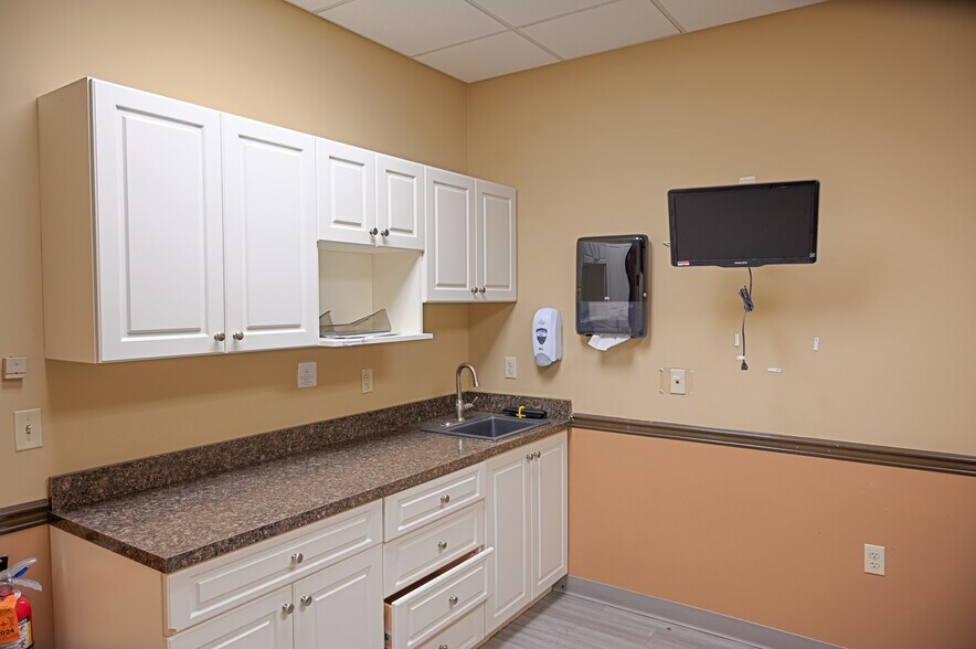 More Photos Of 105 River Ave, Lakewood Office For Lease