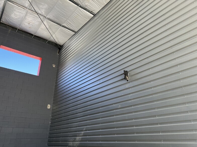 More Photos Of 11 NW Frontage Rd, Fort Collins Showroom For Lease