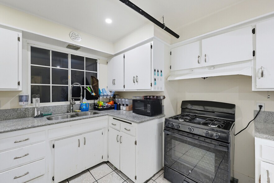 More Photos Of 522 W VERNON Ave, Los Angeles Daycare Center For Sale