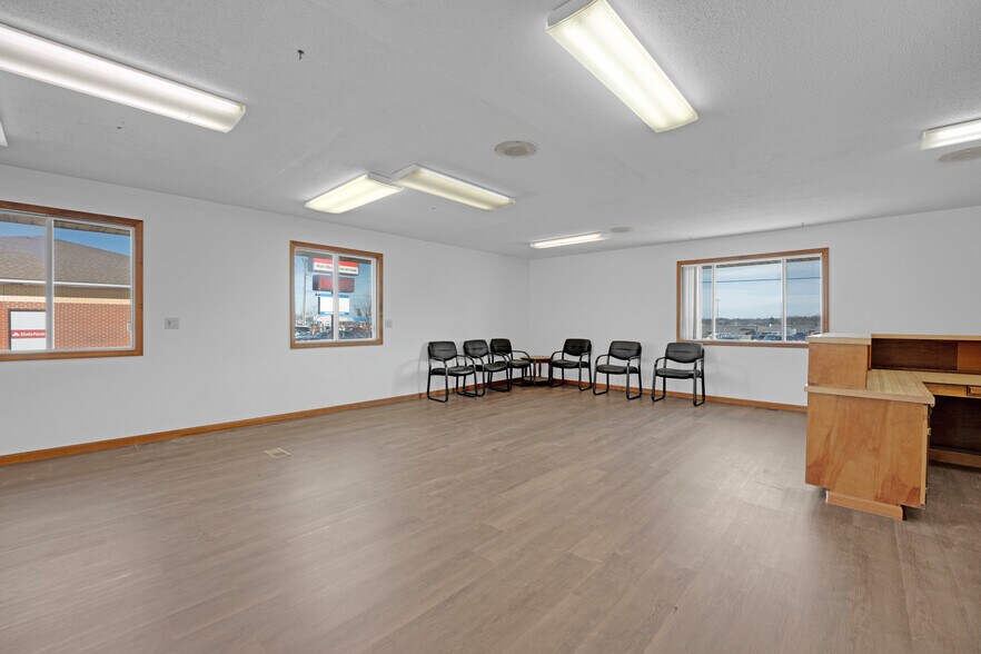More Photos Of 804 Winchester Dr, Sedalia Medical For Sale