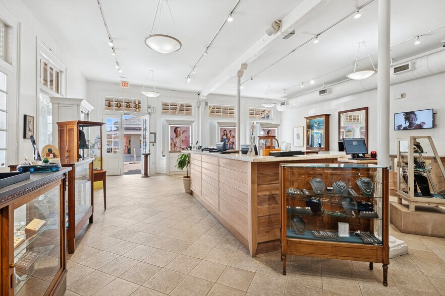 More Photos Of 3801 Magazine St, New Orleans Freestanding For Sale
