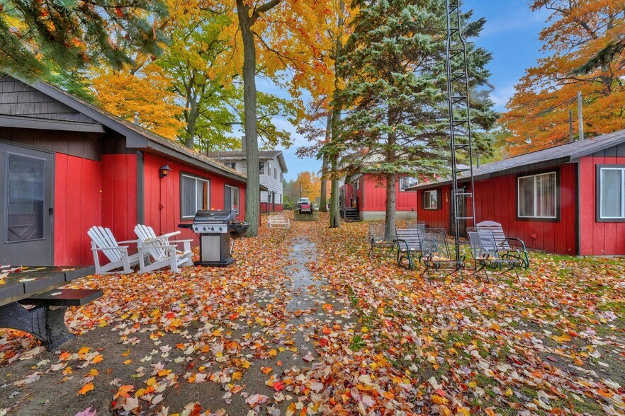 More Photos Of 3881 E Houghton Lake Dr, Houghton Lake Hotel For Sale