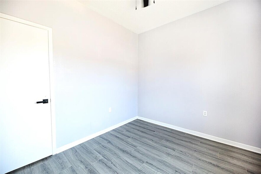 More Photos Of 410 W Wise St, Bowie Light Manufacturing For Sale