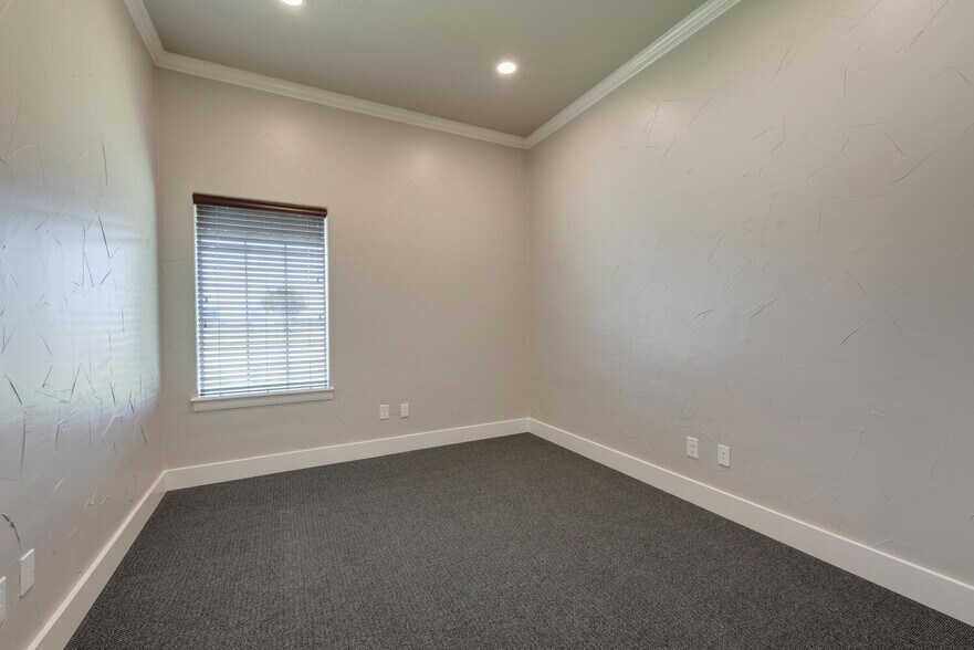 More Photos Of 5849 Park Vista Cir, Keller Showroom For Lease