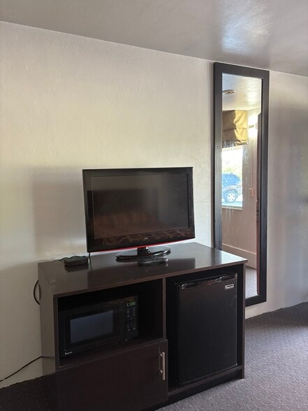 More Photos Of 155 Richardson Rd, Middletown Hotel For Sale