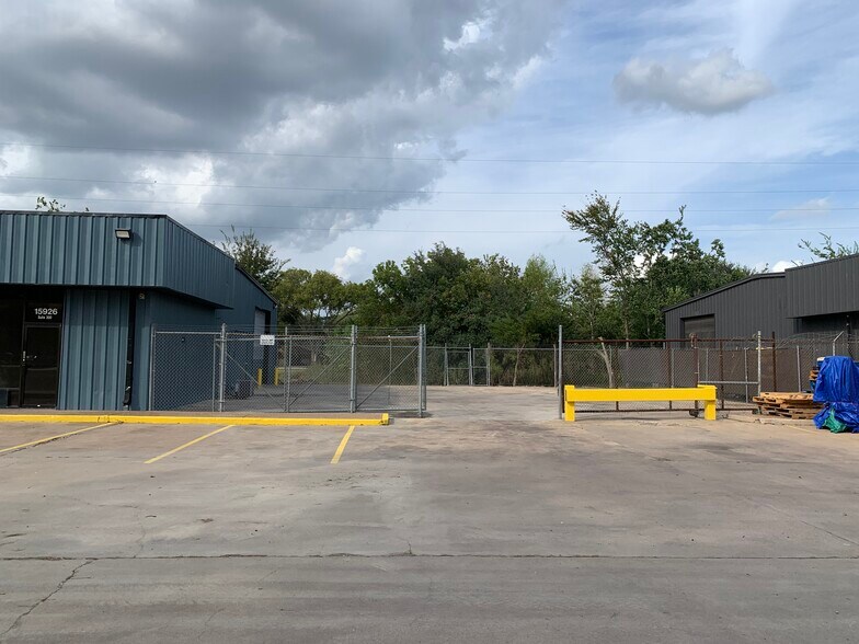More Photos Of 15926 Cypress North Houston Rd, Cypress Industrial For Lease