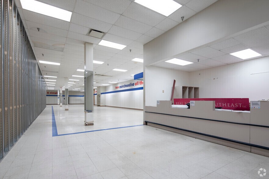 More Photos Of 3705-3789 Eastern Blvd, Montgomery Unknown For Lease