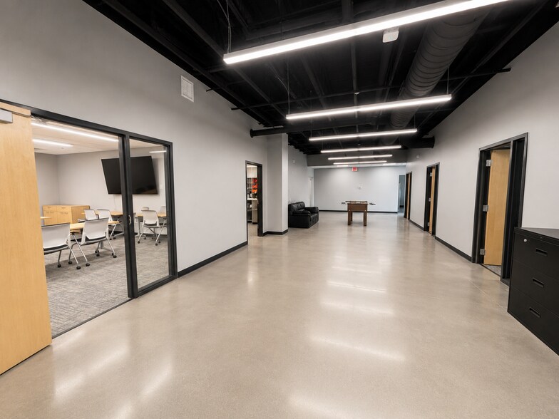 More Photos Of 9400 Plum Dr, Urbandale Office For Lease