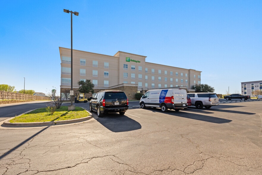 More Photos Of 300 E Central Texas Expy, Killeen Hotel For Sale