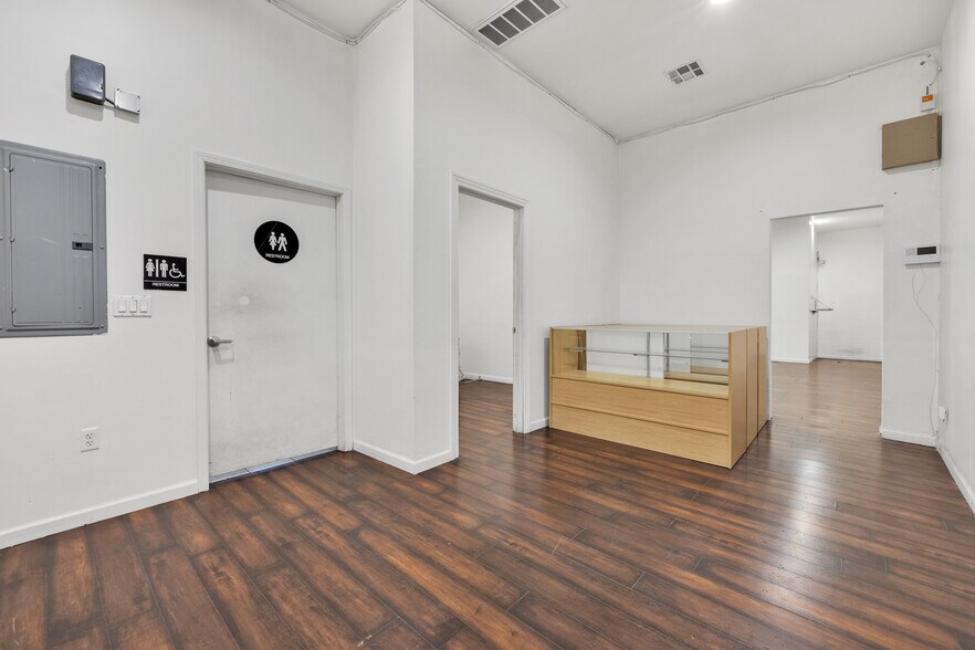 More Photos Of 11119-11123 Burbank Blvd, North Hollywood Storefront Retail Office For Lease