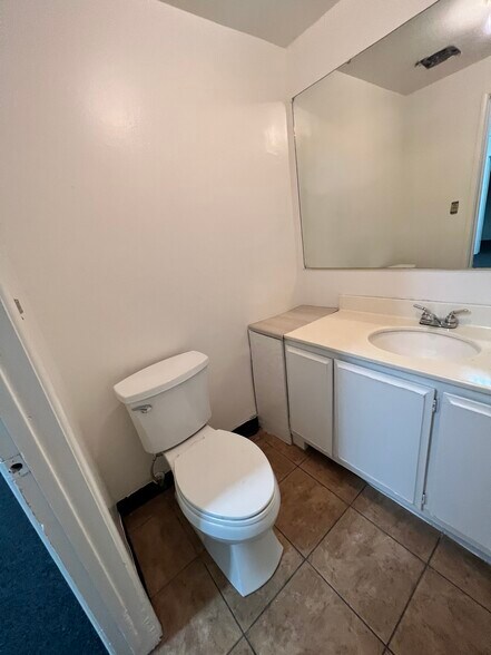 More Photos Of 147 N Gilbert St, Hemet Flex For Sale