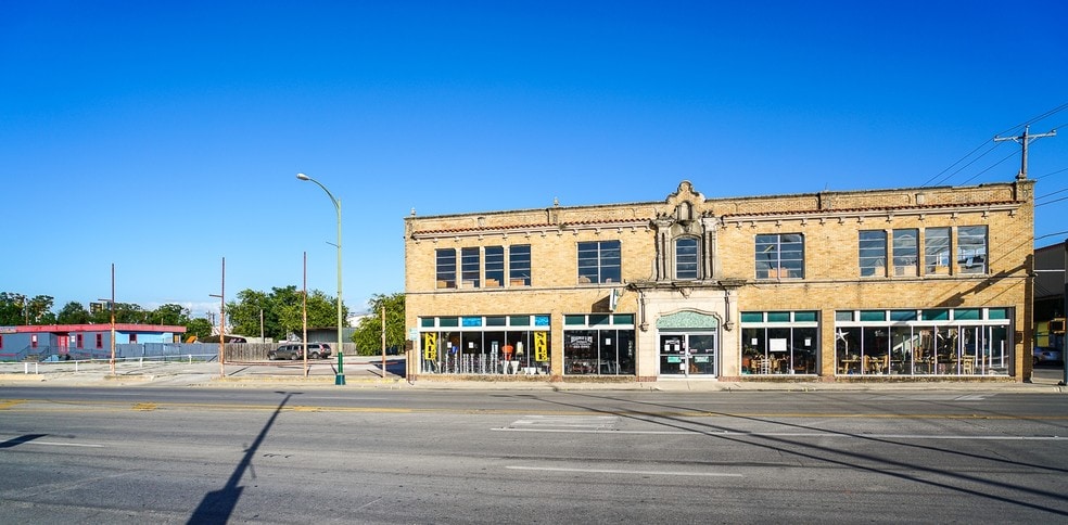 More Photos Of 900 Broadway St, San Antonio General Retail For Lease