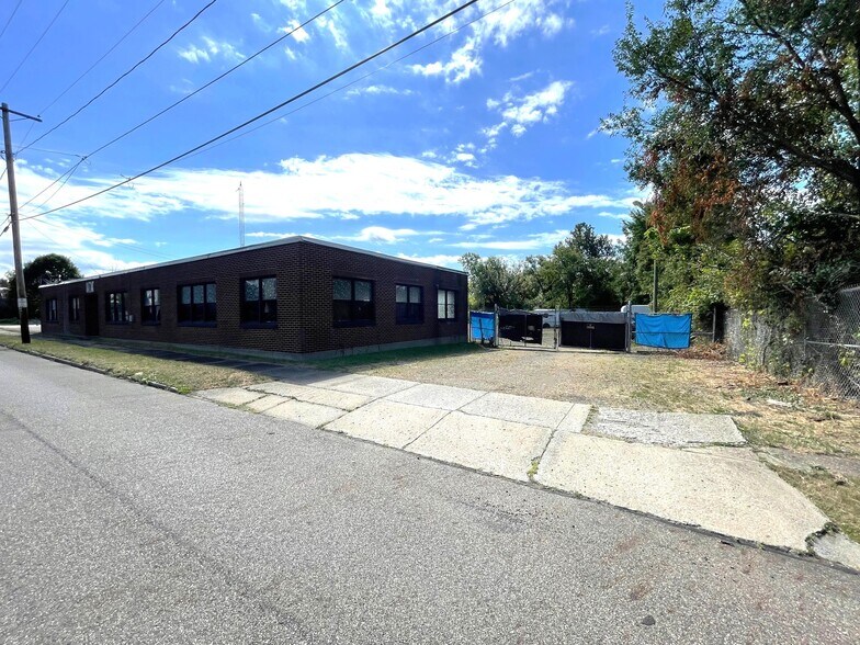 More Photos Of 2318 13th St NE, Canton Office For Sale