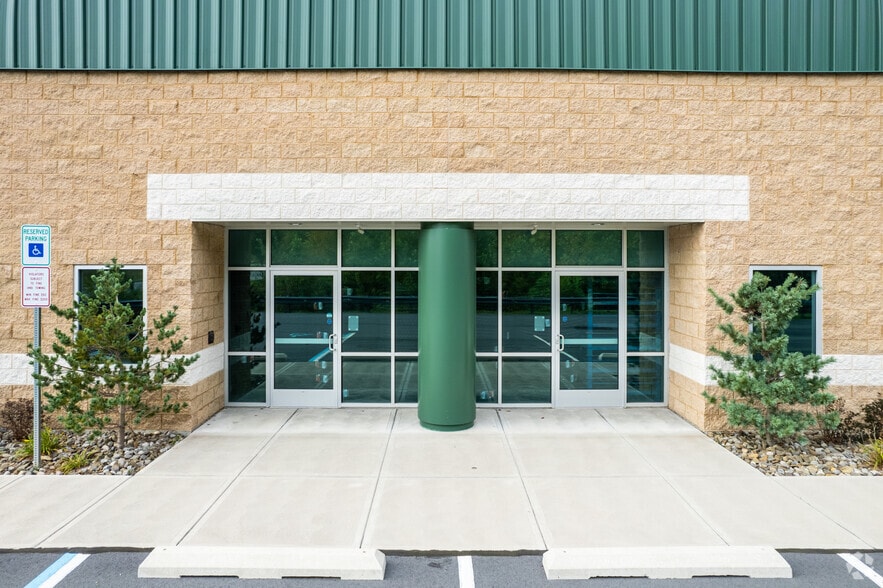 More Photos Of 560-570 Research Dr, Pittston Township Warehouse For Lease