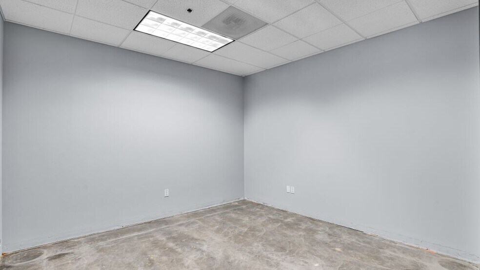 More Photos Of 16353 NE Cameron Blvd, Portland Warehouse For Lease