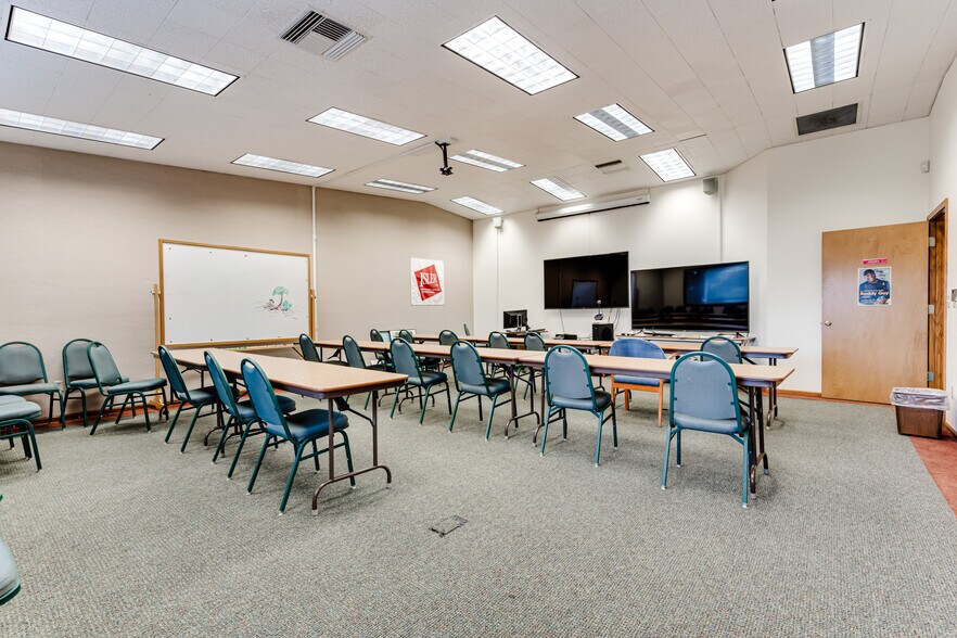 More Photos Of 1976 Garden Ave, Eugene Office For Sale