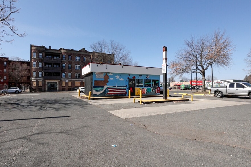 More Photos Of 671 State St, Springfield Convenience Store For Sale
