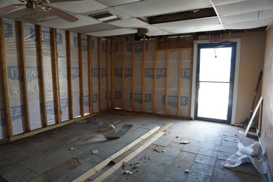 More Photos Of 870 Buttonwood Dr, Fort Myers Beach Distribution For Sale