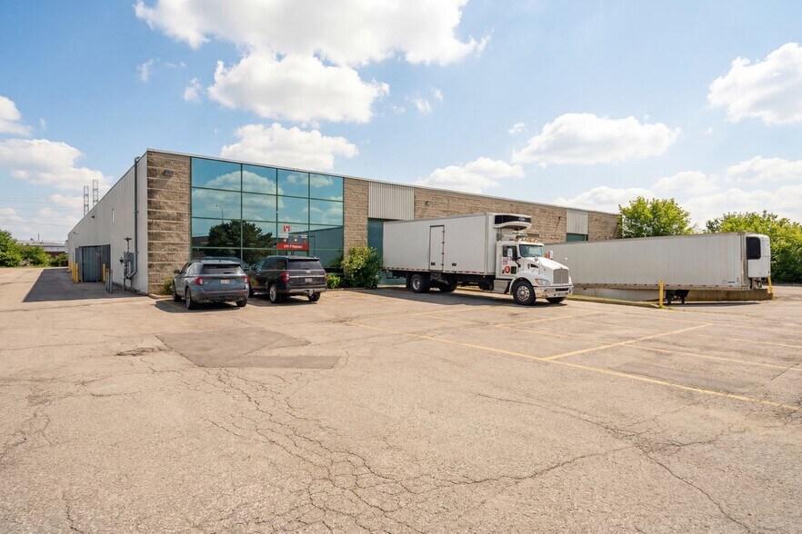More Photos Of 1225 Rue Bergar, Laval Warehouse For Lease