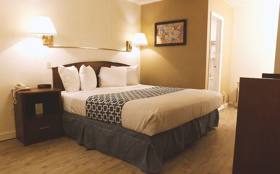 More Photos Of 612 W B St, McCook Hotel For Sale
