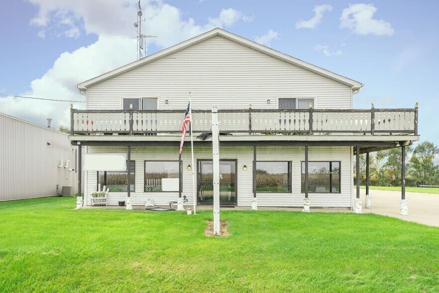 Primary Photo Of 645 E Lasalle St, Somonauk Showroom For Lease