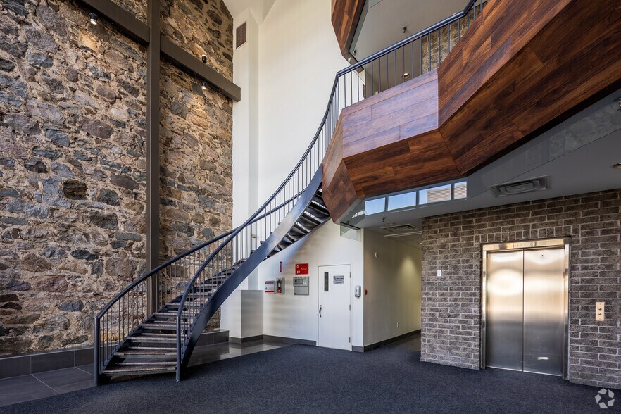 More Photos Of 32 Rue Saint-Charles, Longueuil Office For Lease