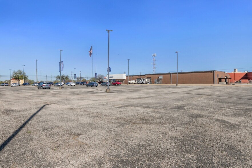 More Photos Of 940 N I-35 E, Lancaster Auto Dealership For Lease