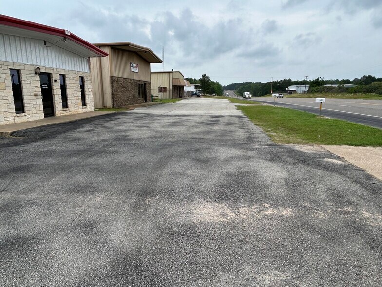 More Photos Of 5424 W Oak St, Palestine Showroom For Lease