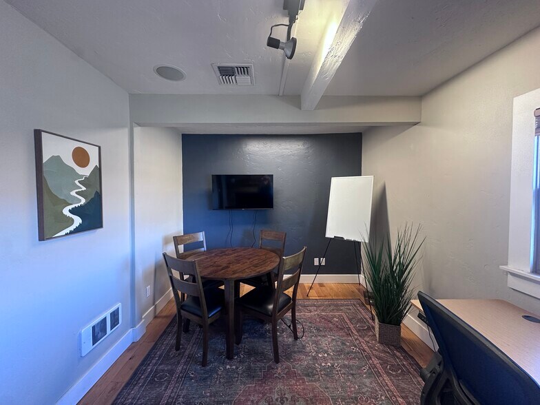 More Photos Of 208 SE Vine Ln, Bend Office For Lease