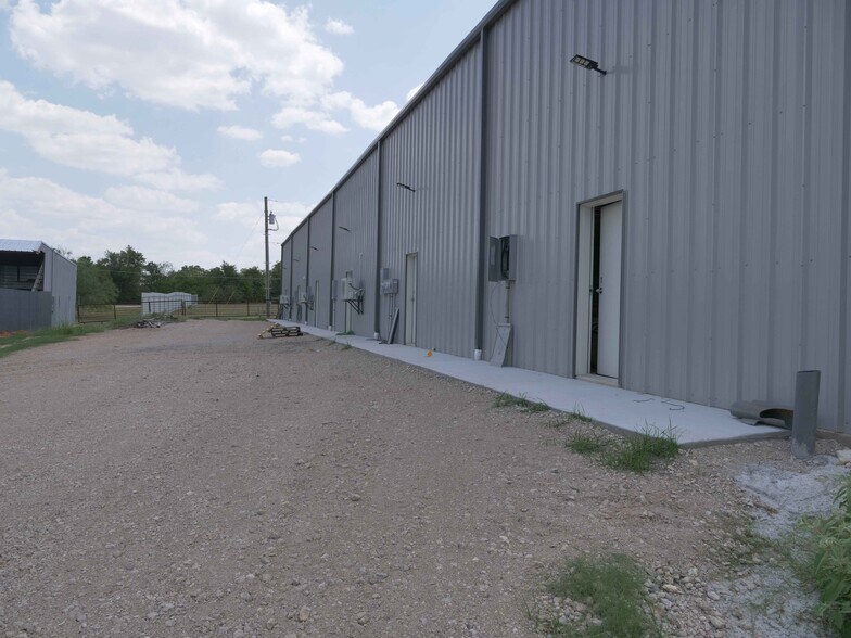 More Photos Of 5000 Gholson Rd, Waco Warehouse For Lease