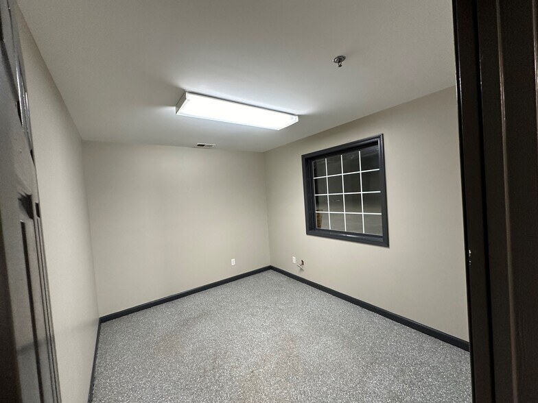 More Photos Of 100 Aiken St, Cartersville Manufacturing For Lease