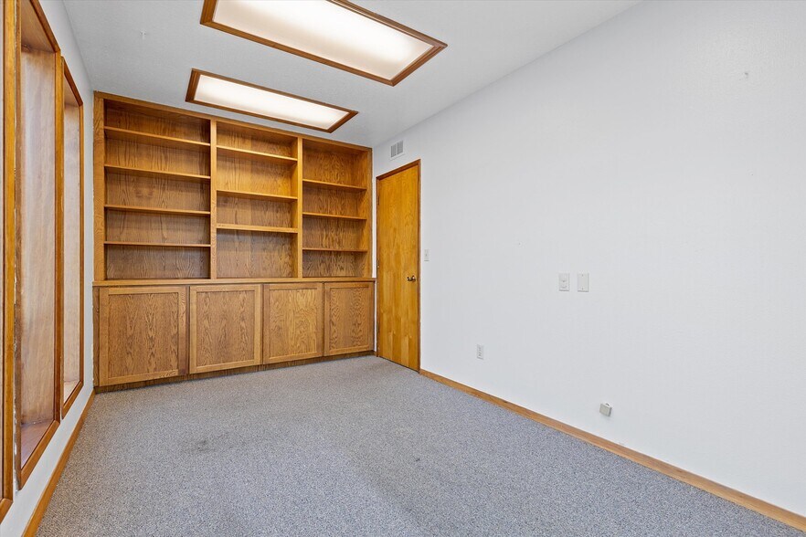More Photos Of 1140 Ne Highway 101, Lincoln City Office For Sale