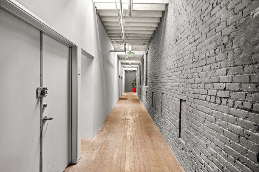 More Photos Of 119 W 36th Pl, Los Angeles Flex For Lease