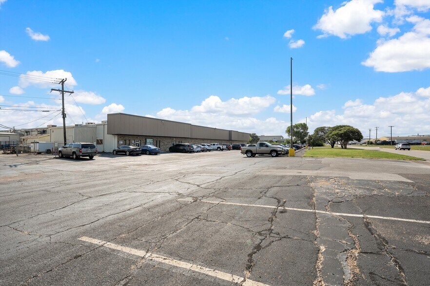 More Photos Of 624 Texas Central Pky, Waco Warehouse For Lease