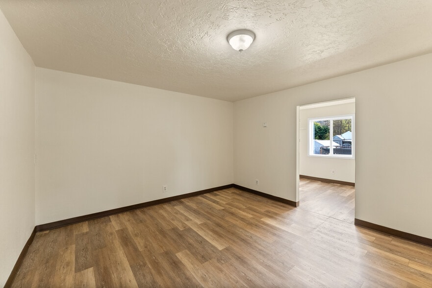 More Photos Of 132 NE Rifle Range St, Roseburg Apartments For Sale