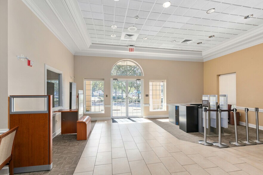 More Photos Of 1997 Capital Cir NE, Tallahassee Bank For Lease