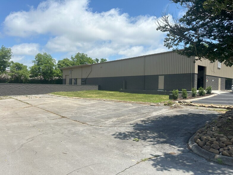 More Photos Of 5911 Echo Dr, Knoxville Warehouse For Lease