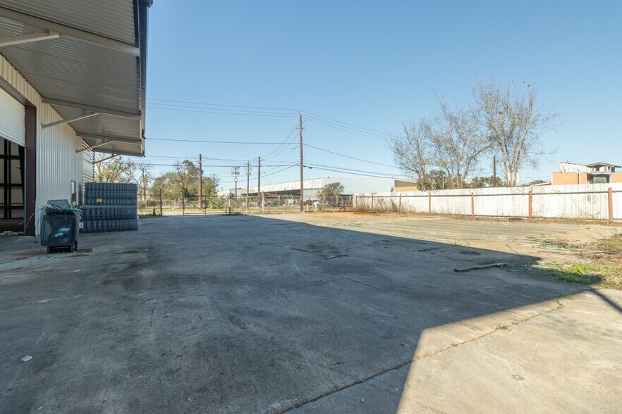 More Photos Of 7904 Irvington Blvd, Houston Warehouse For Sale