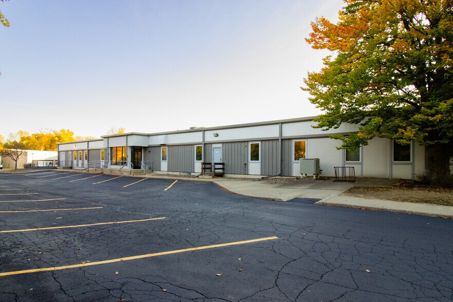 More Photos Of 1407 Rensen St, Lansing Office For Sale