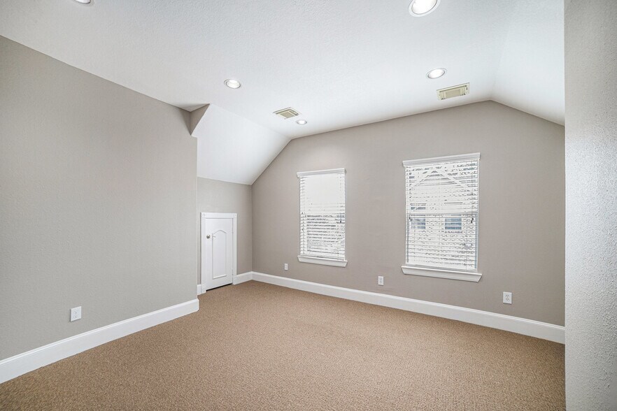 More Photos Of 25511 Budde Rd, The Woodlands Loft Creative Space For Sale
