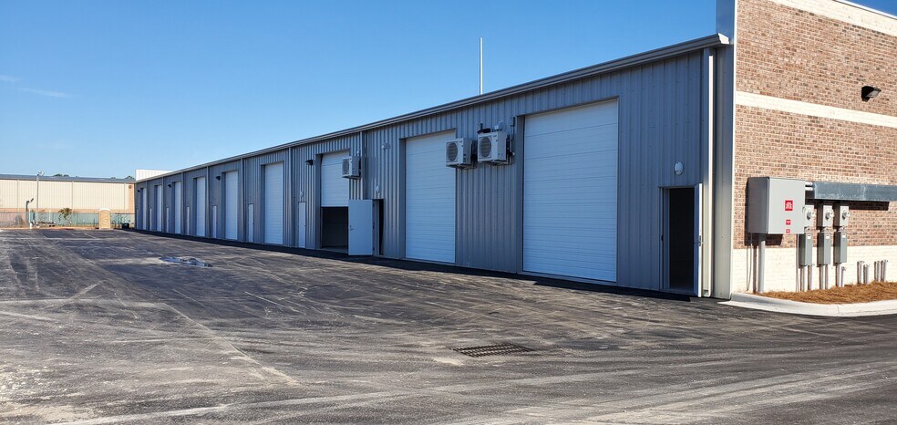 More Photos Of 2017 Corporate Dr, Wilmington Showroom For Lease