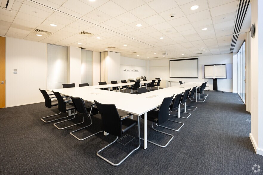 More Photos Of 2 Arlington Sq, Bracknell Coworking Space