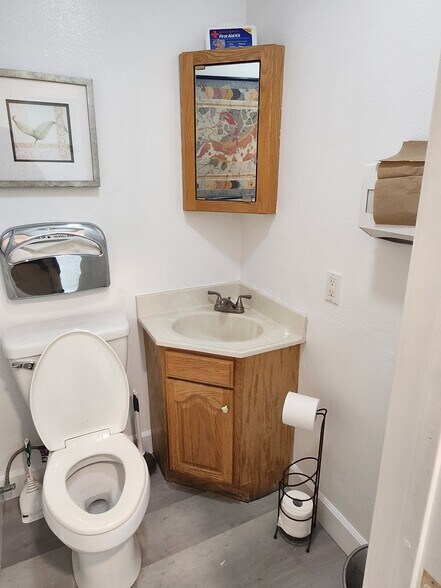 More Photos Of 960 W 17th St, Santa Ana Office For Sale