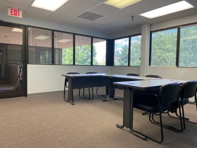 More Photos Of 503 Carlisle Dr, Herndon Flex For Lease
