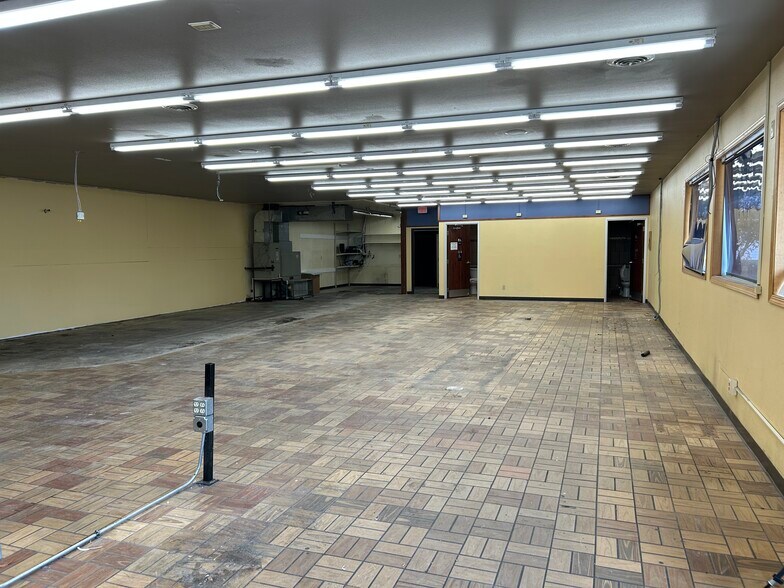 More Photos Of 1636 W 4th St, Waterloo Convenience Store For Sale