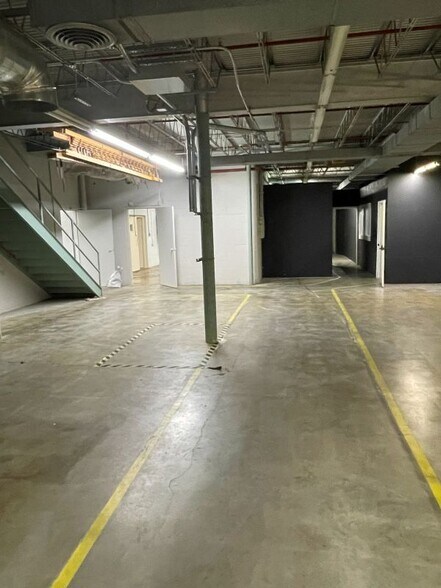 More Photos Of 2409 Sycamore Dr, Knoxville Showroom For Sale