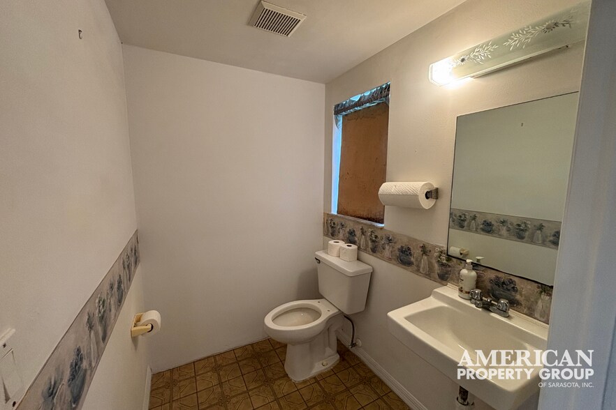 More Photos Of 8264 Wiltshire Dr, Port Charlotte Office Residential For Lease