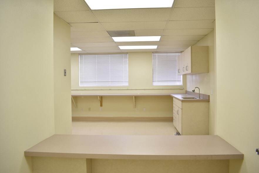 More Photos Of 2501 S Hill St, Los Angeles Office For Sale